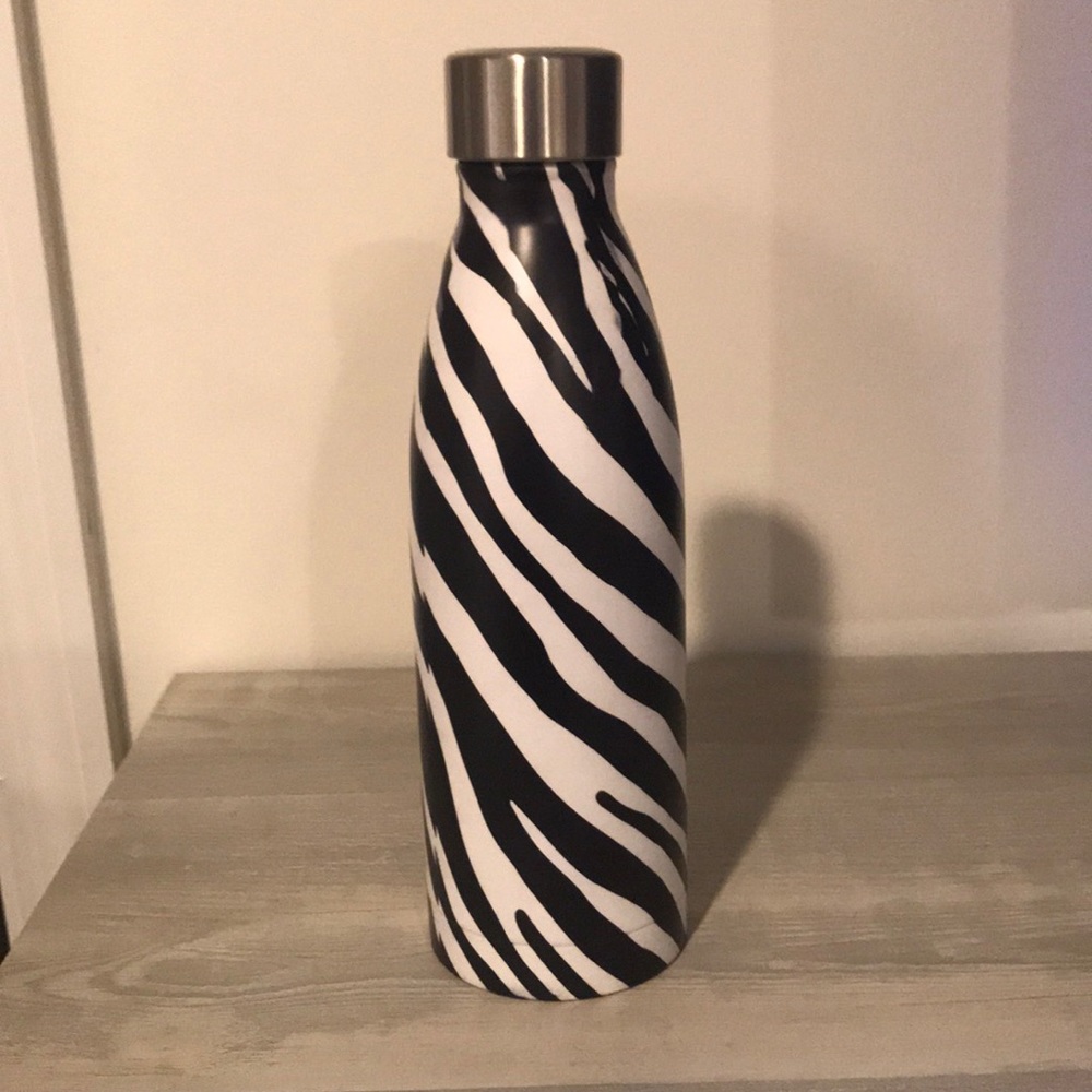 Insulated water bottle 🦓